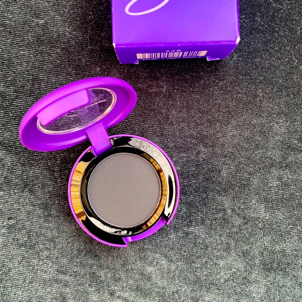 MAC selena matte black eyeshadow “is it the beat”